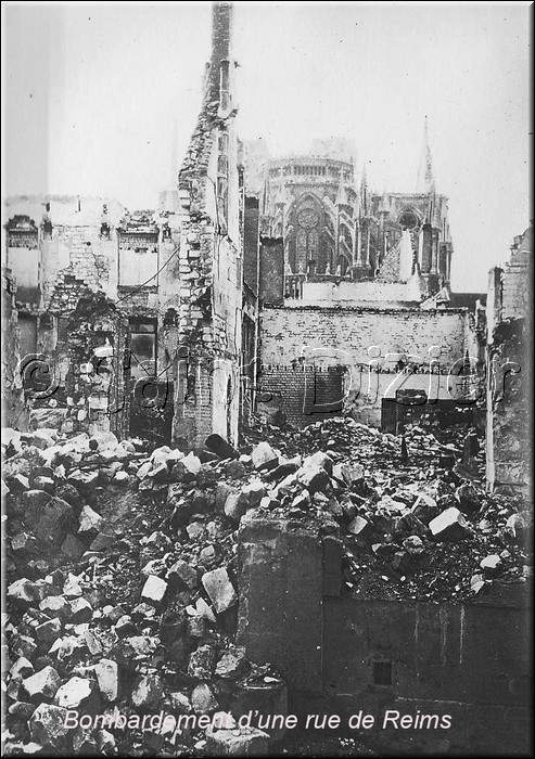 Bombardement d'une Rue de Reims.jpg